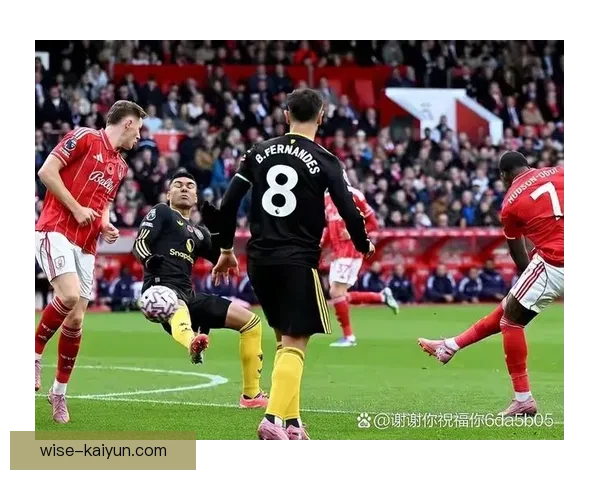 曼联在英超联赛中状态回暖,面对崩盘风险的挑战逐渐增强。 曼联在英超联赛中状态回暖,面对崩盘风险的挑战逐渐增强。